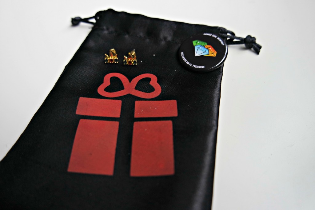 Gamer Girl Monthly Crown Earrings 01