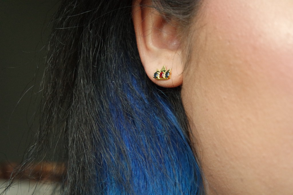 Gamer Girl Monthly Crown Earrings 03