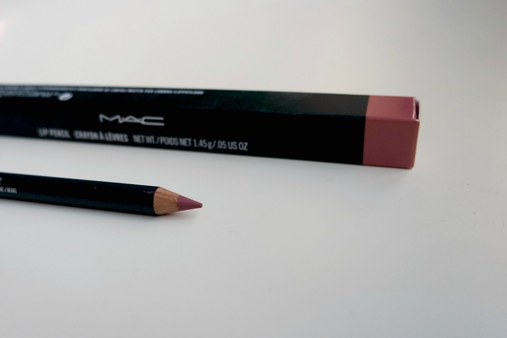 MAC Soar Lip Pencil 02