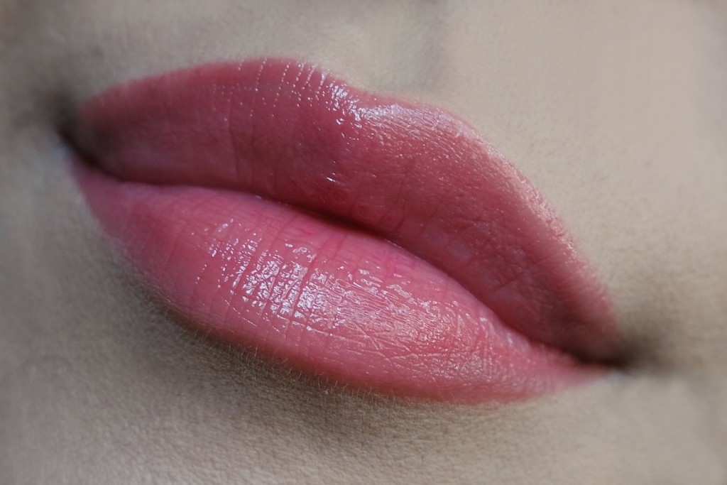 Artdeco Hydra Lip Booster Translucent Skipper's Love Swatch