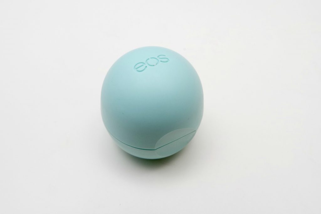 eos lipbalm in Sweet Mint 02