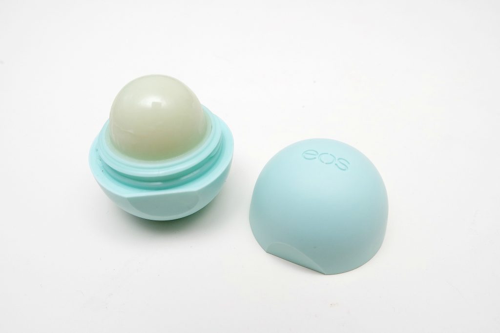 eos lipbalm in Sweet Mint 03
