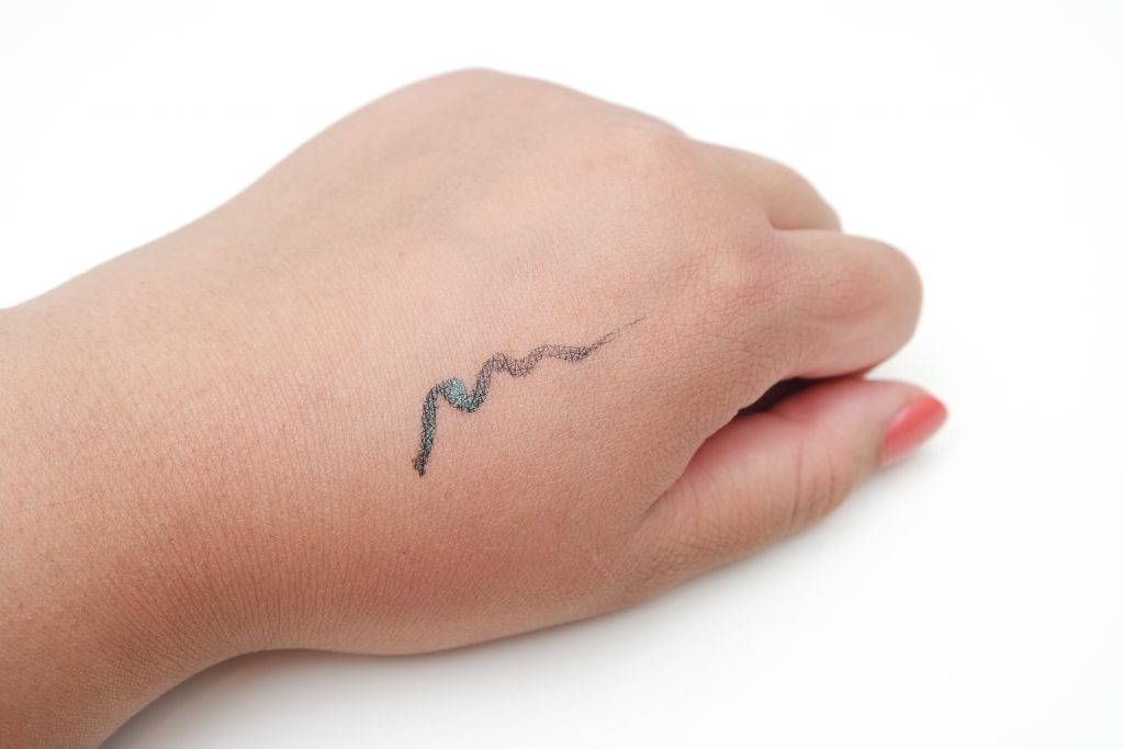 babor-eye-id-liquid-eyeliner-in-dark-green-swatch