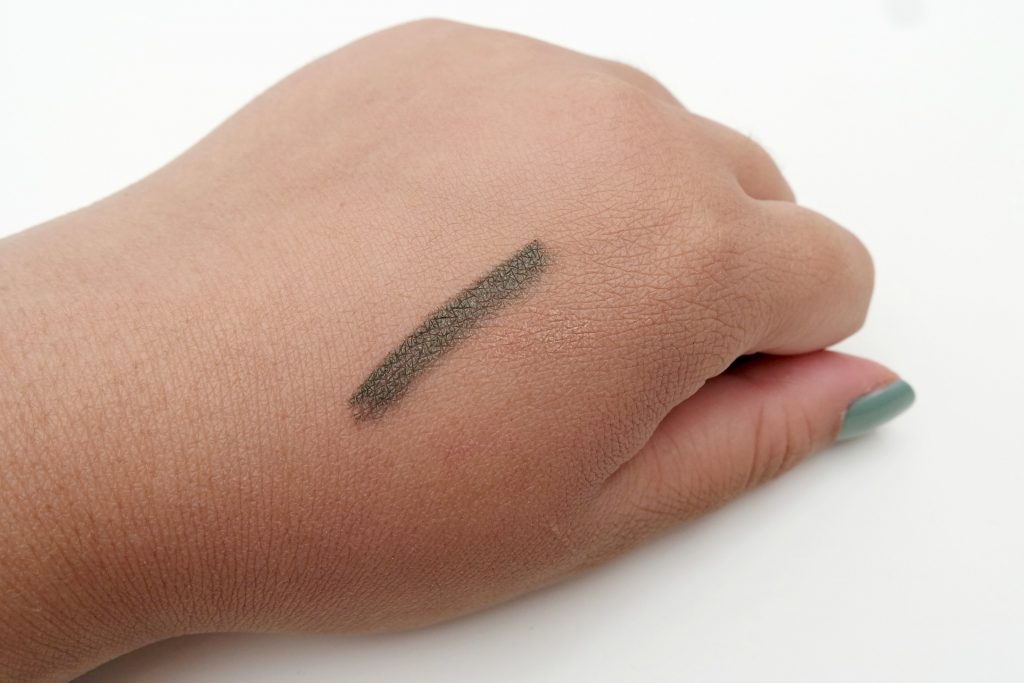 make-up-studio-eyeshadow-eye-definer-green-forest-swatch