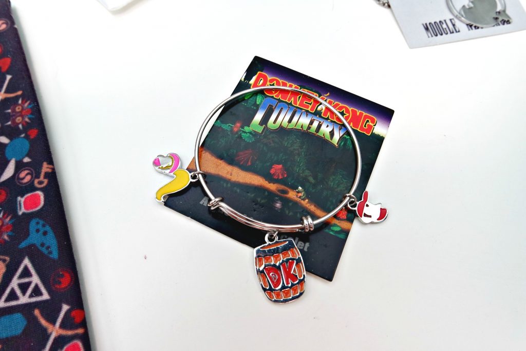 gamer-girl-monthly-september-2016-donkey-kong-country-bracelet-01