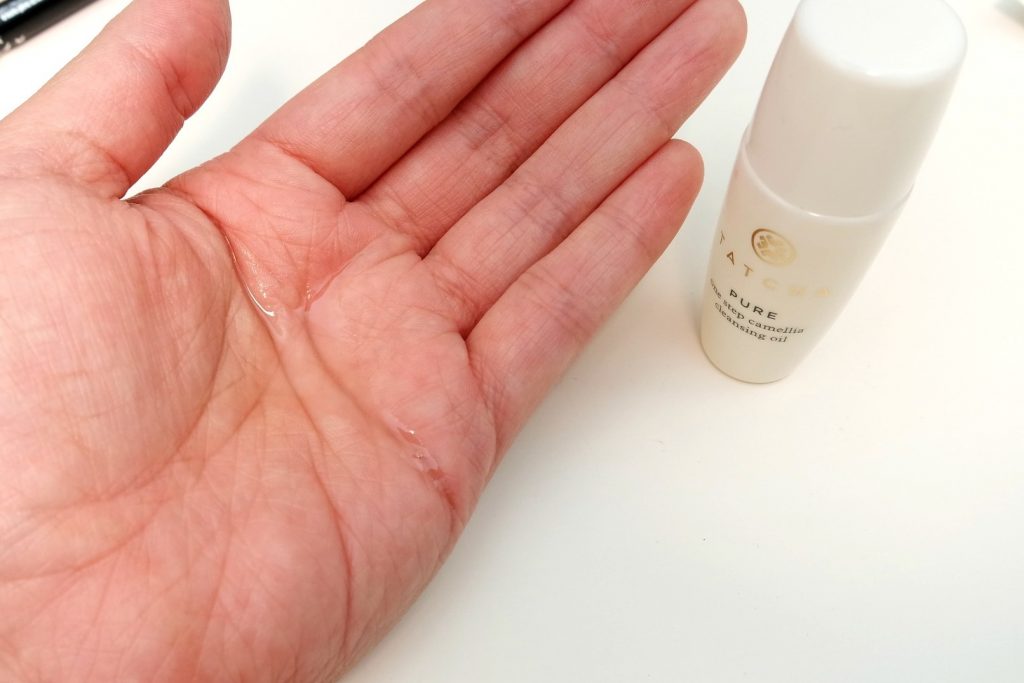 tatcha-pure-one-step-camellia-cleansing-oil-02