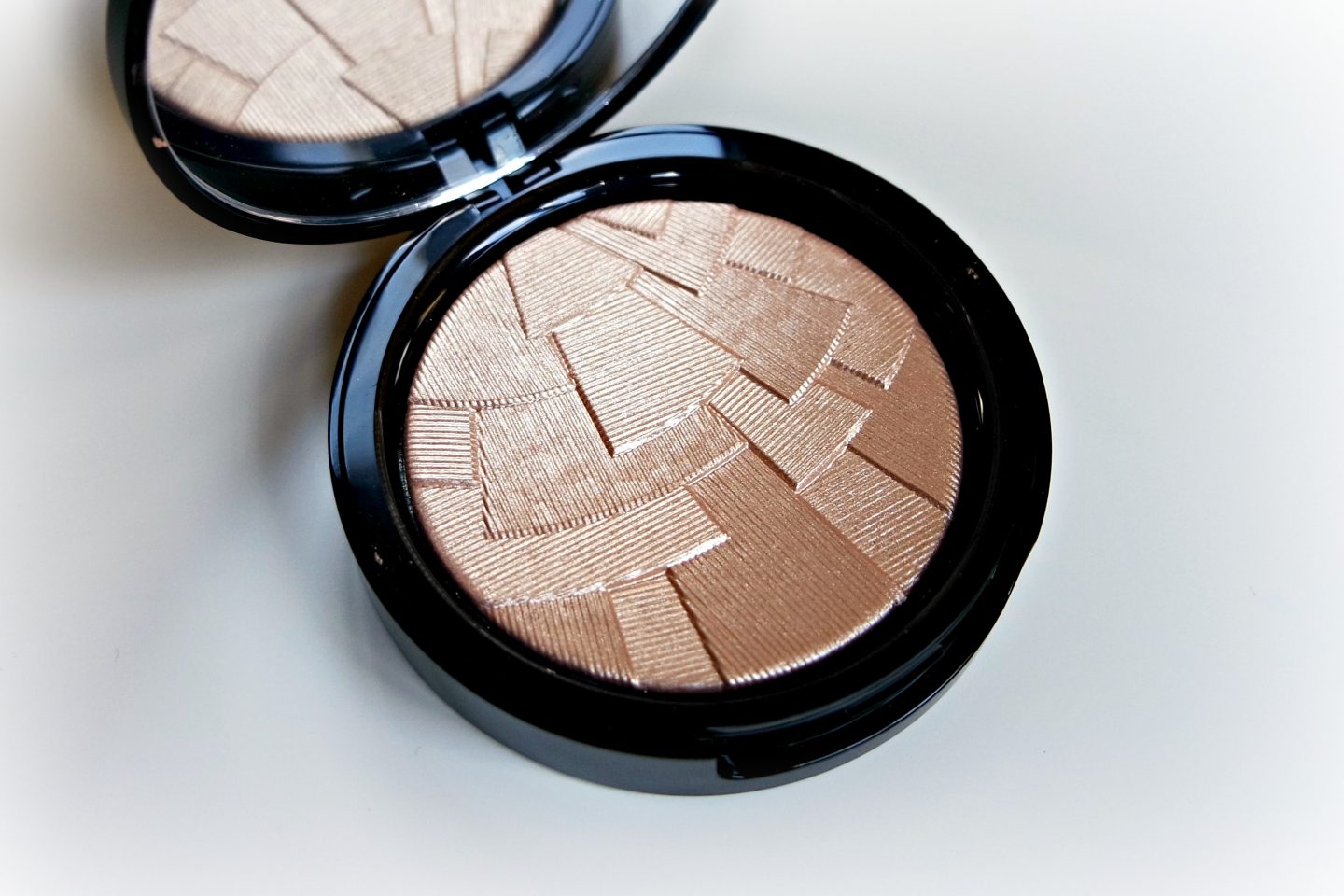 GIVEAWAY: Win the Anastasia Beverly Hills So Hollywood Illuminator [CLOSED]